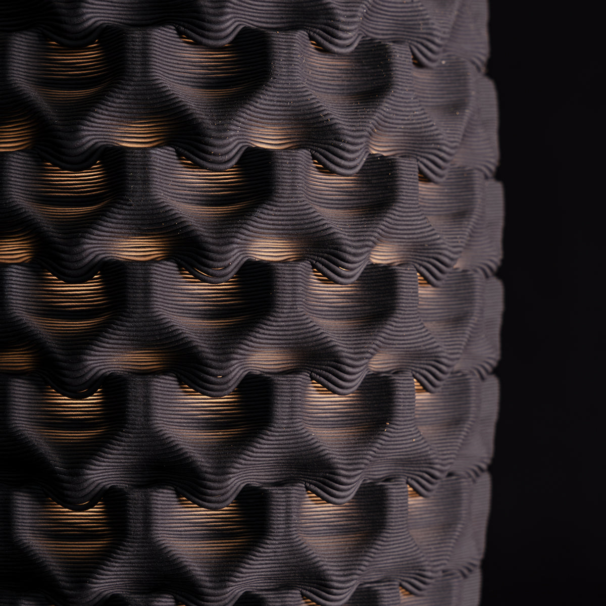 Fracta lamp in black porcelain, Large — Código Materia