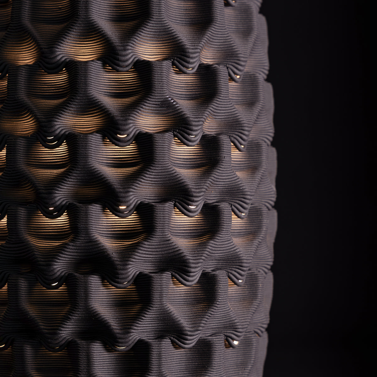 Fracta lamp in black porcelain, Small — Código Materia